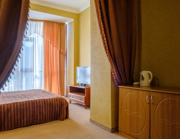 1-мест.(разм. в 2-мест.) панорамный полулюкс (вид на море) - Спа-отель «Феодосия»